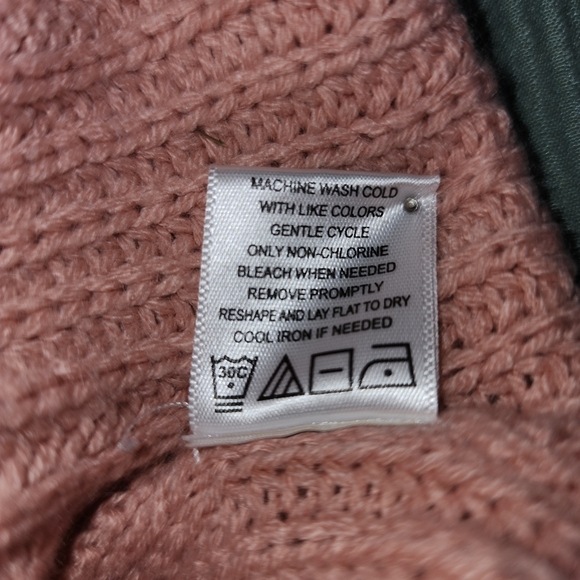 Almost Famous Women's Open Shoulder Sweater Pink And Gray Size Small - Picture 7 of 7